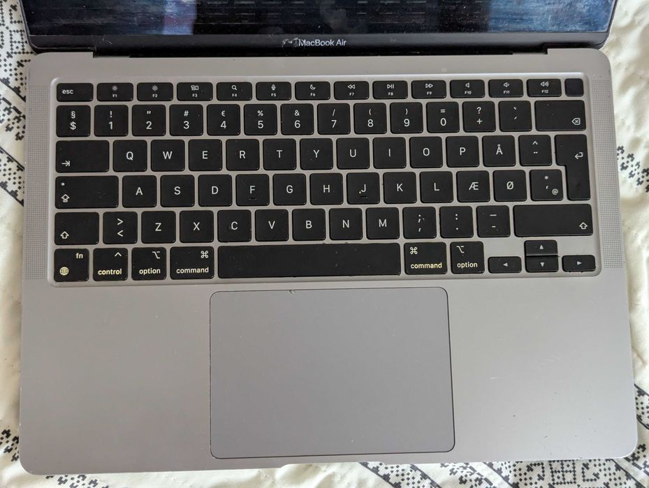 MacBook Air M1 A2337 8GB/256GB – Ecran spart, funcțional extern