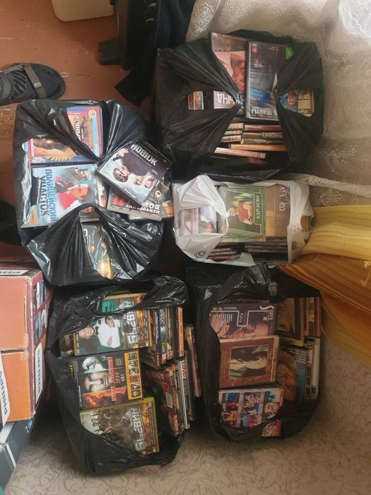 Продаются 2 DVD +500дисков ,фильмы+музыка
