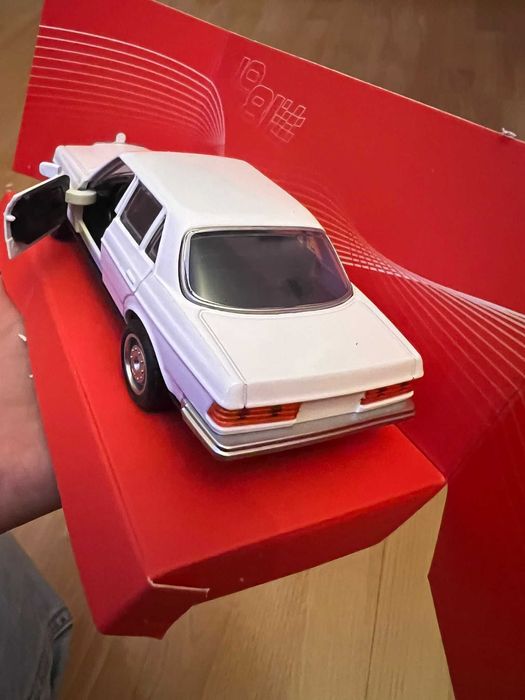 Мерцедес 123 бял