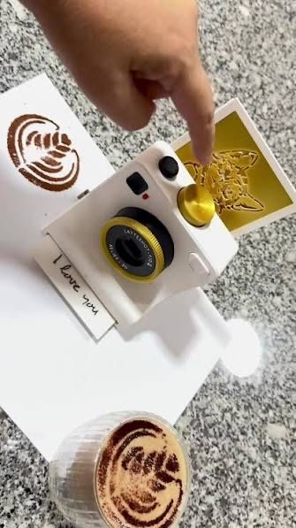 Latte shot kofe ustiga rasm