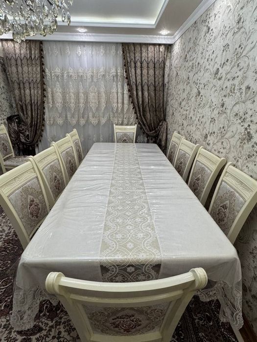 Стол и стулья новый.
