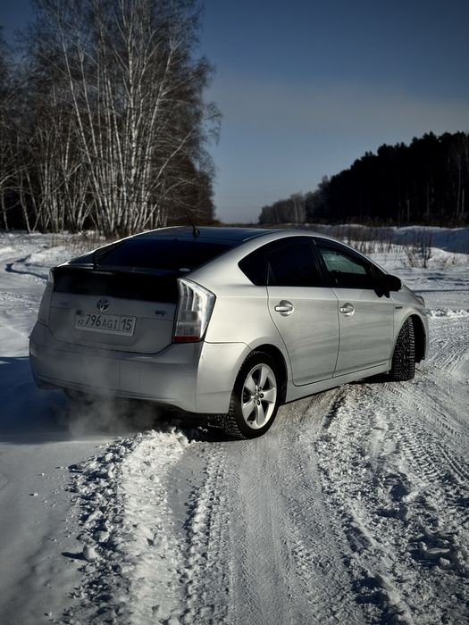 Продам Toyota prius 2010г