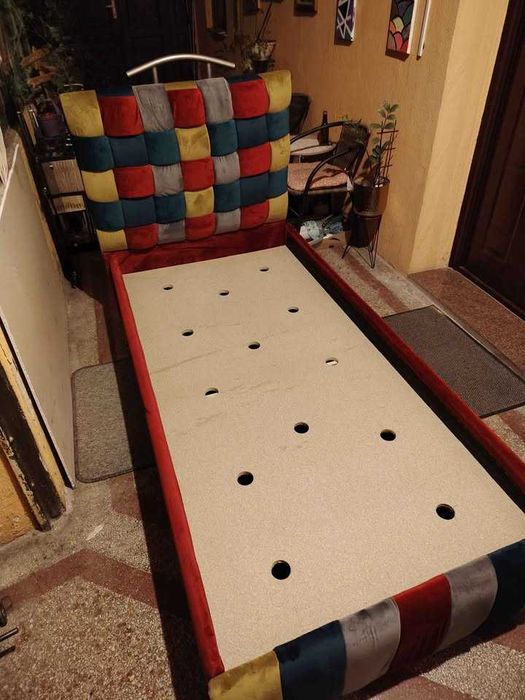 Pat de o persoana cu capat si margini tapitate