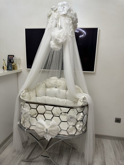 Бебе легло за новородено