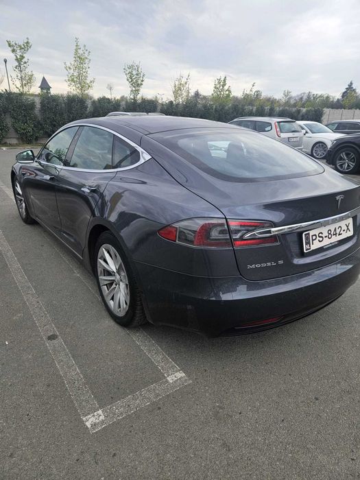 Tesla Model S Free supercharger