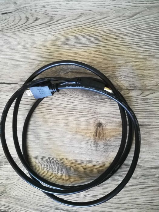 Безжични мишки за компютър, кабели и чинчове за стерео аудио и видео.