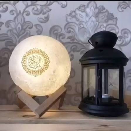 Лампа читающий Коран