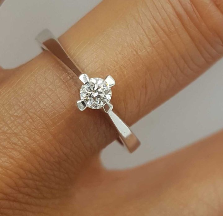 Superb inel solitaire/de logodna din aur alb 18 k si diamant natural