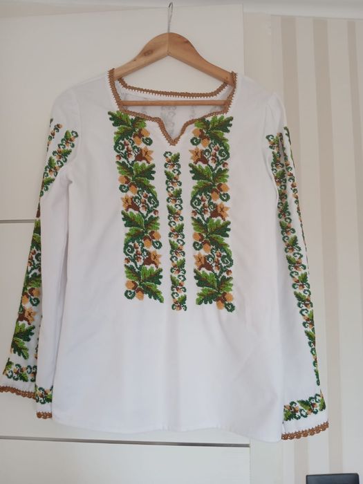 Camasa traditionala cusuta manual cu margele