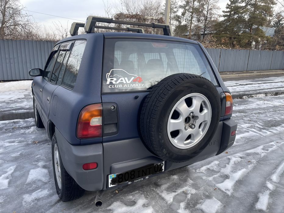 Автомобиль- Rav4.