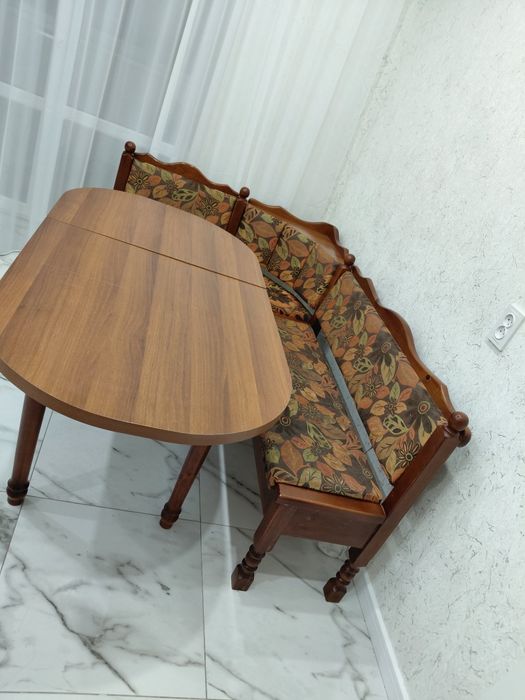 Продам угловой диван со столом