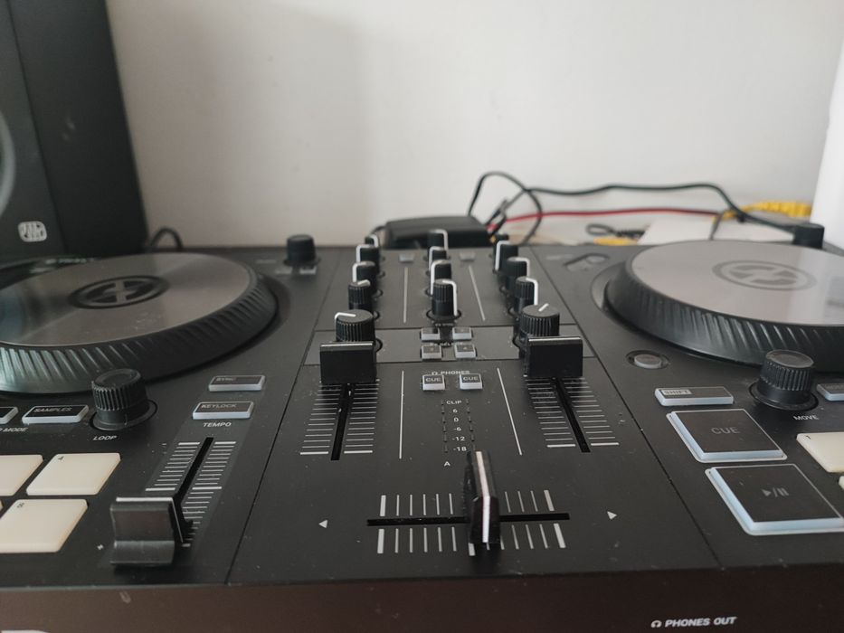 Vând consola Traktor S2 Mk3