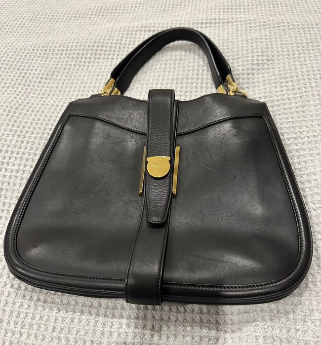 Черна елегантна чанта от естествена кожа на Ferragamo