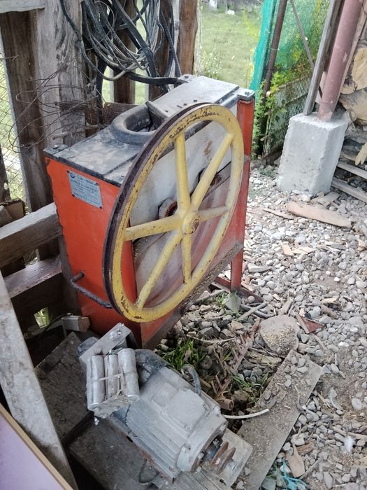 Vând moara sfărâmat porumb