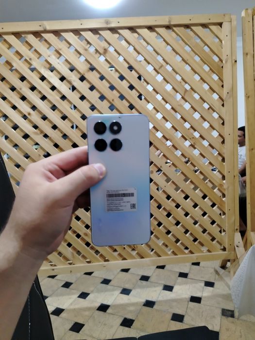 Honor X6a karobkasi bilan