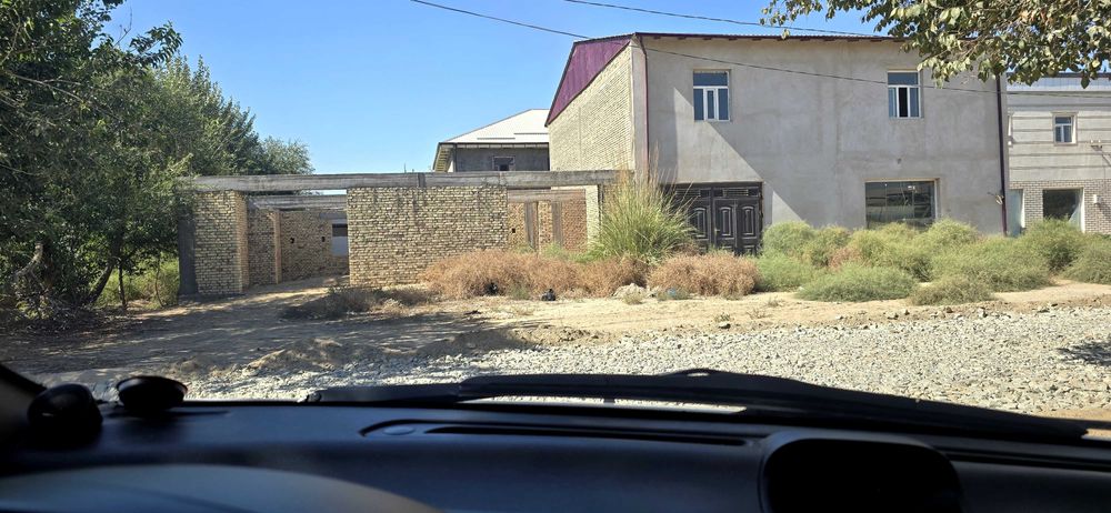 Зудлик билан нотурар бино сотилади яхши места йулни буйи уголовой жой