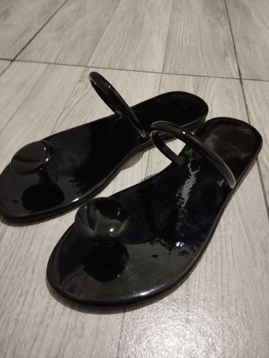 Нови.      чехли