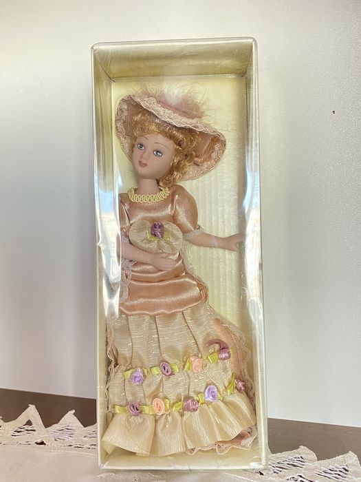 Куклы фарфоровые