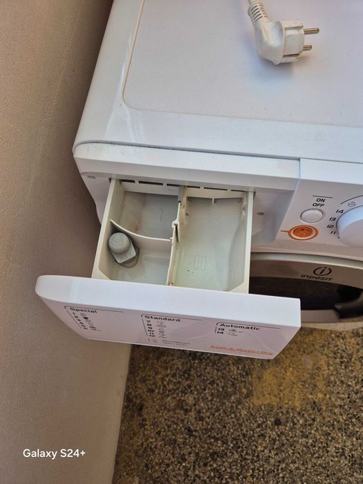 Пералня със сушилня Indesit