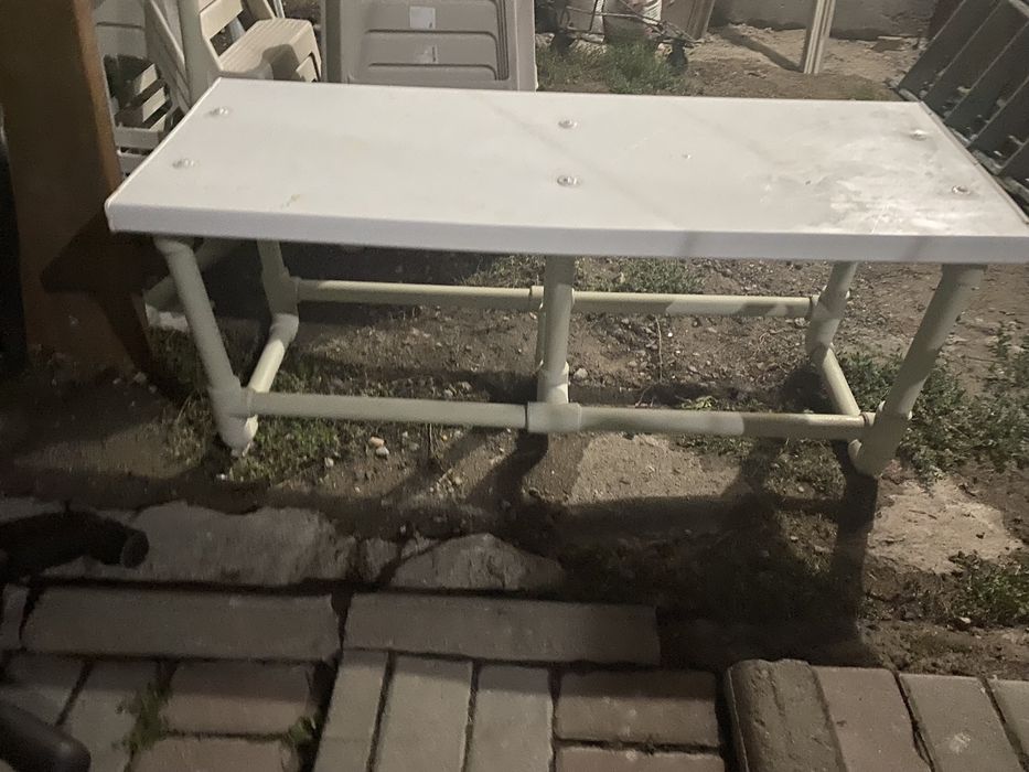 Пластиковый и деревянные скамейки