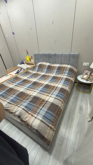 Двуспальная кровать с матрасом