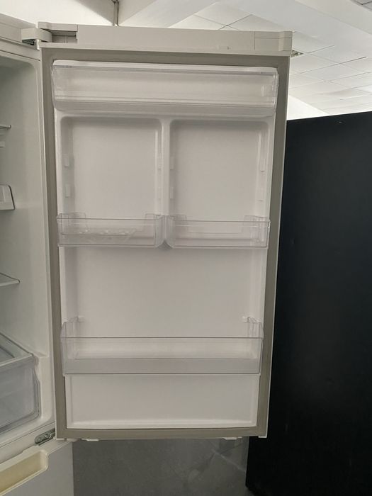 Хладилник с фризер Samsung