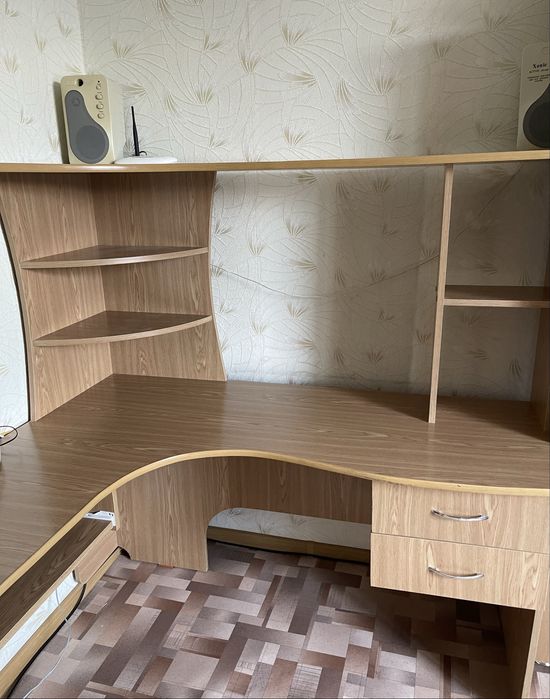 Угловой компьютерный стол