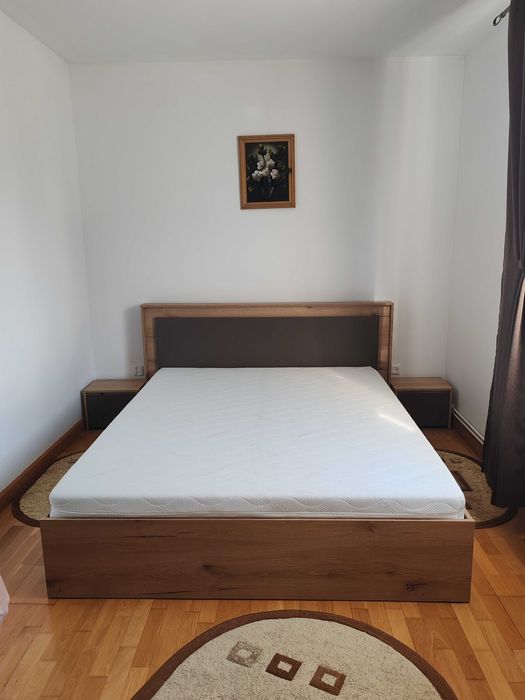 Dormitor 160x200 cm – pat cu saltea + 2 noptiere + sertar lateral