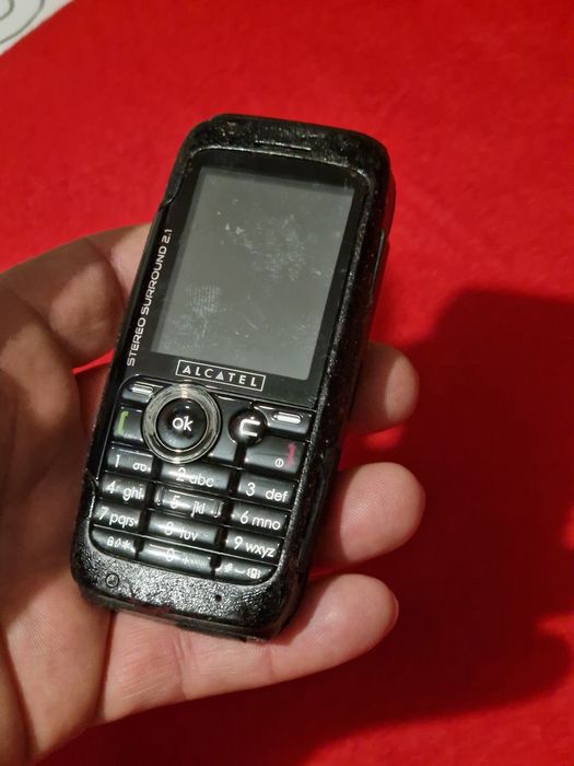 Telefon cu butoane Alcatel cu încărcător