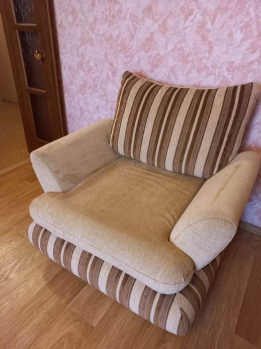 угловой диван +   кресло б/у