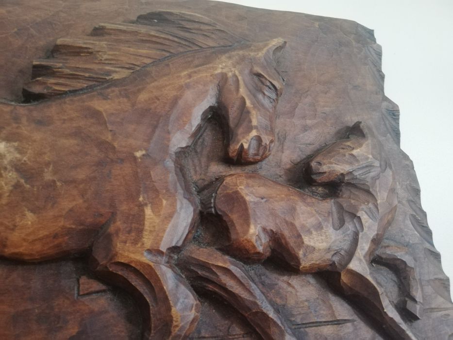 Изключителна, масивна дърворезба. Коне.