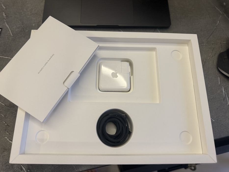 Macbook pro 14 inch M4 16/512