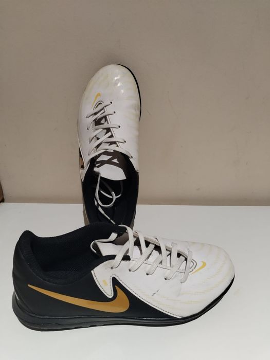 Crampoane , ghete de fotbal