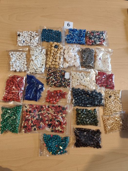 Мъниста и материали за мартеници