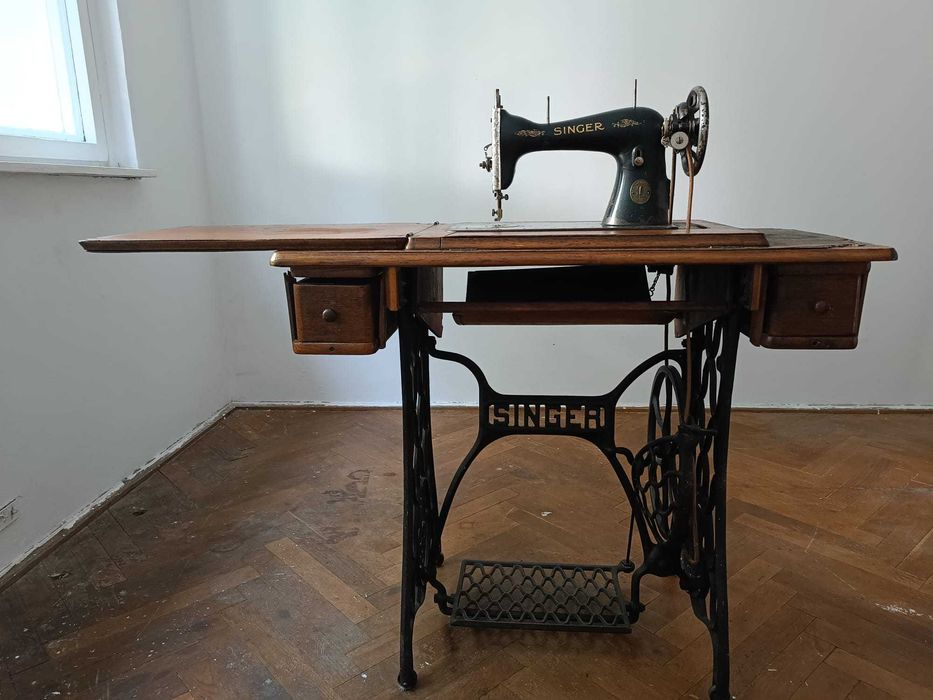Mașină de cusut Singer veche cu pedală și mobilier original – cca. 1930
