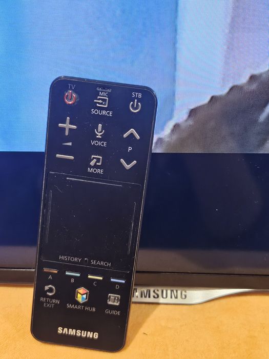 Телевизор Самсунг есть крепление на стену