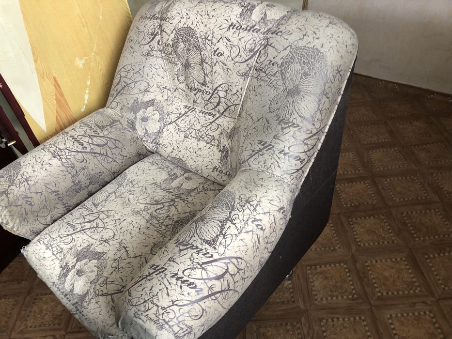 Отдам шкафы и два кресла бесплатно