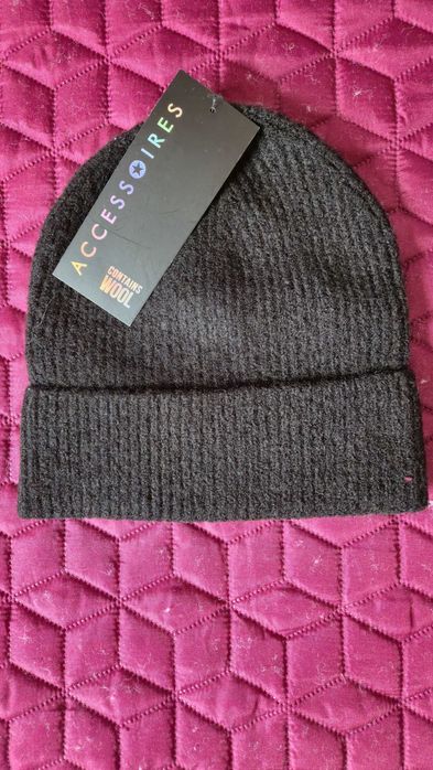 Шапка със съдържание на вълна