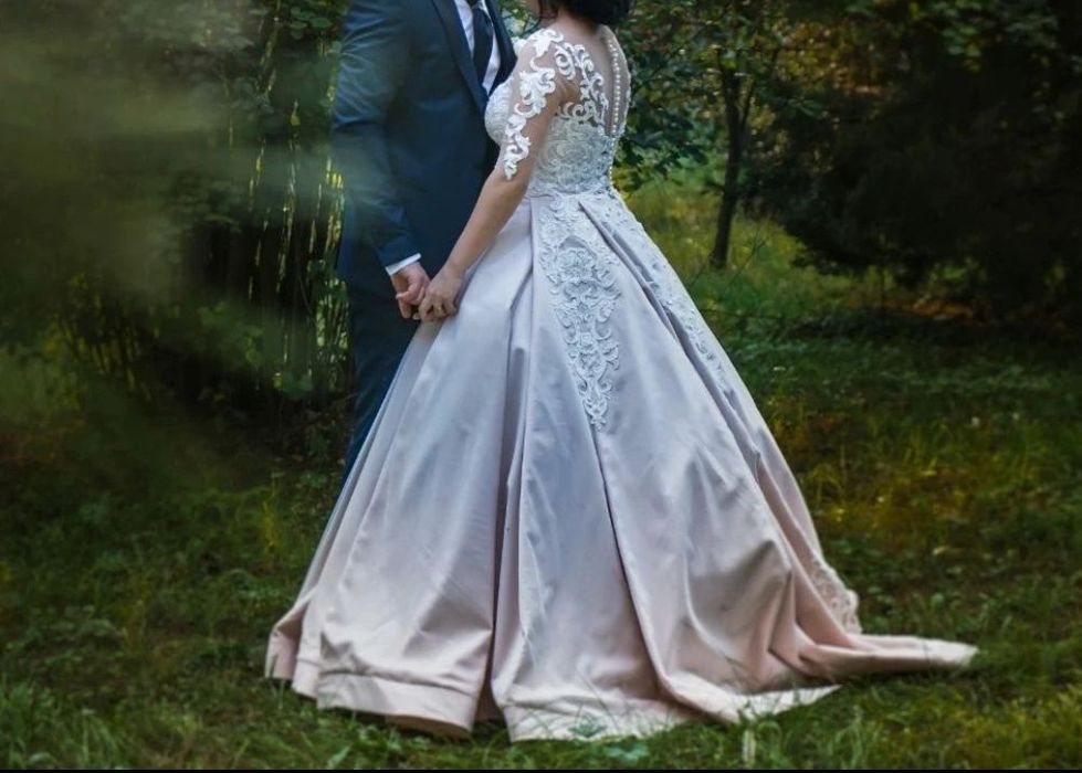 Rochie mireasa deosebita.