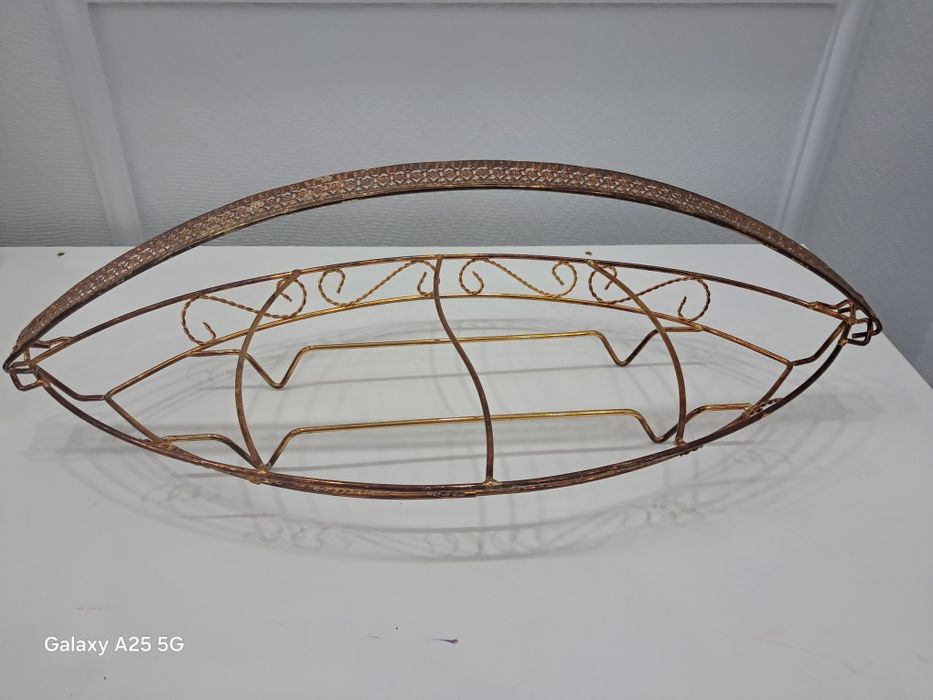 Золотые две вазы корзины.