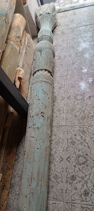 Старинные деревянные колонны