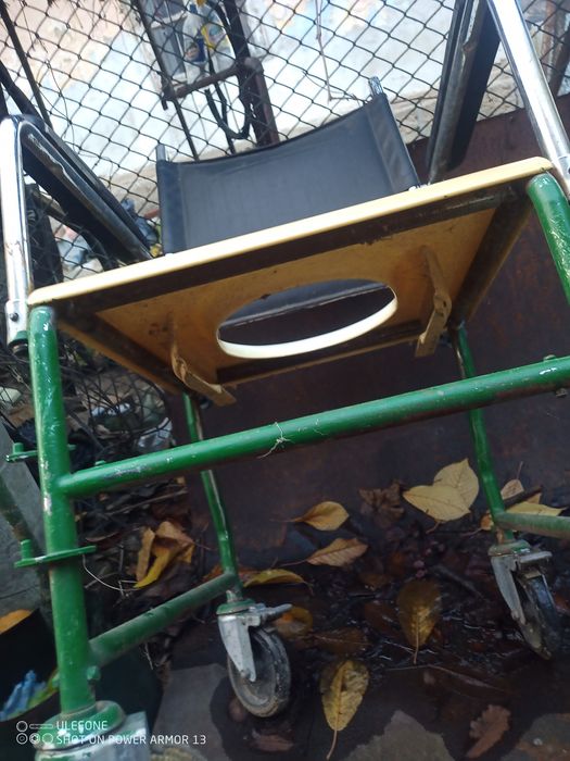 Инвалиден Санитарен стол с тоалетна