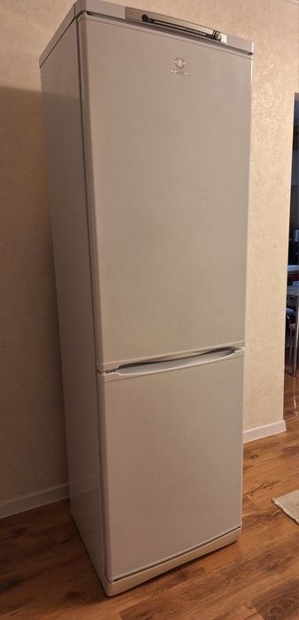 Продам холодильник Indesit