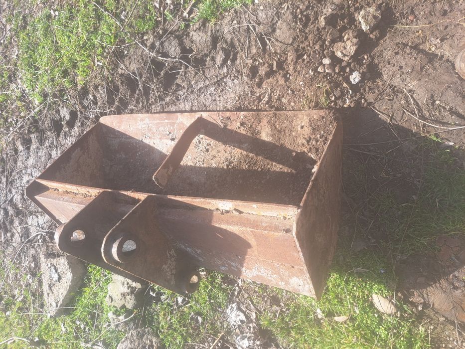 Vând cupa taluz si  de sapat 35cm JCB3CX