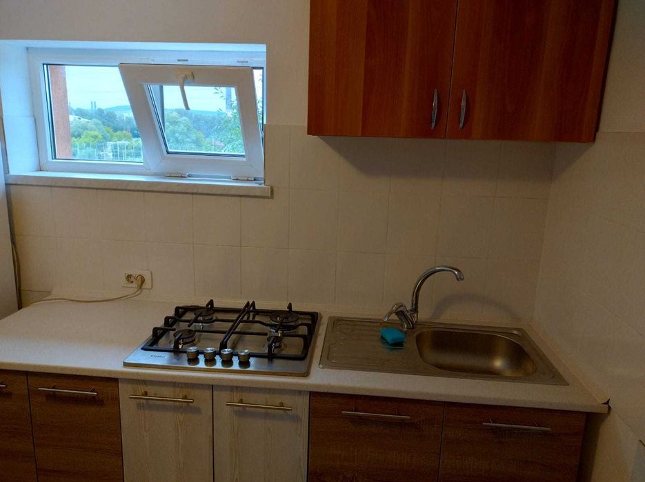Închiriez  1 cameră 600 lei /lună/cheltuieli incluse -  în apartament 4 camere decomandat