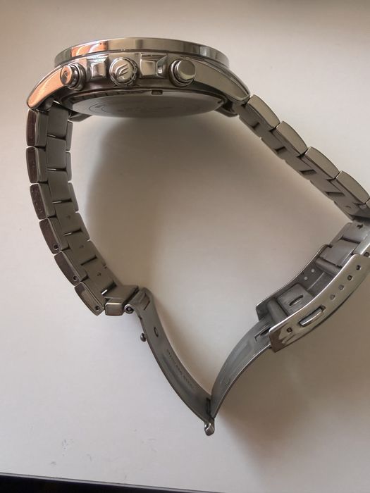 Часовник Casio Edifice , в добро състояние,цената е съобразена с качеството! Часовника има нормални следи от употреба.
