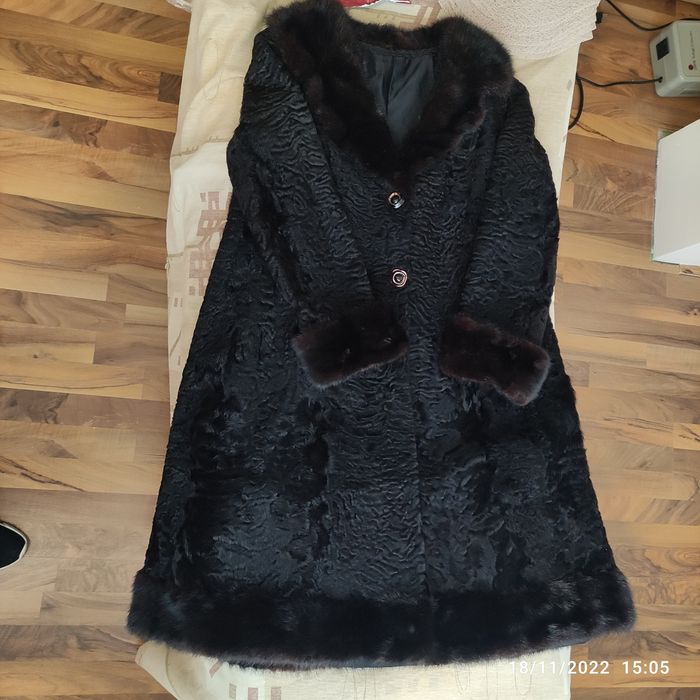 Vand haina blana neagra foarte frumoasa