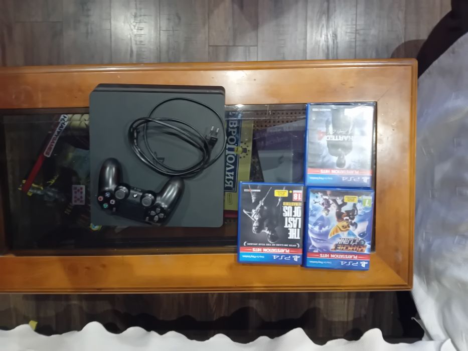 Playstation 4 Slim с контролер Uncharted 4 The Last of us remastered и Ratchet and Clank