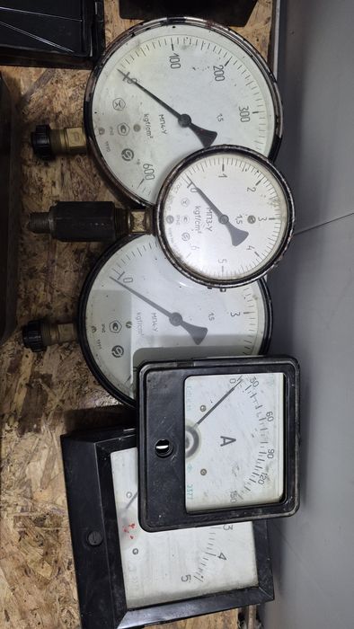 Советские измерительные приборы.