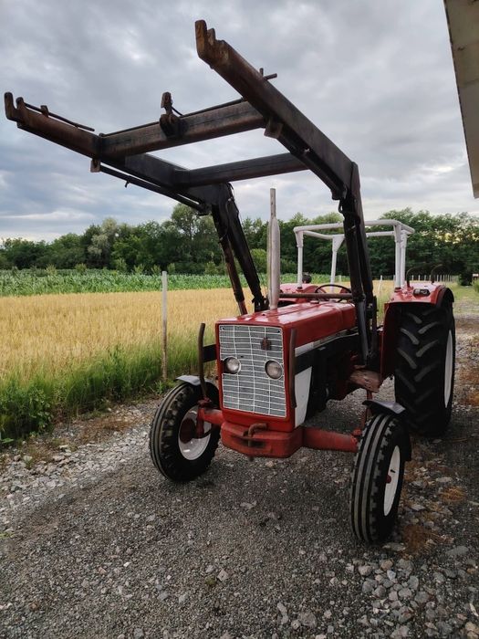 Tractor International 724 cu încărcător frontal